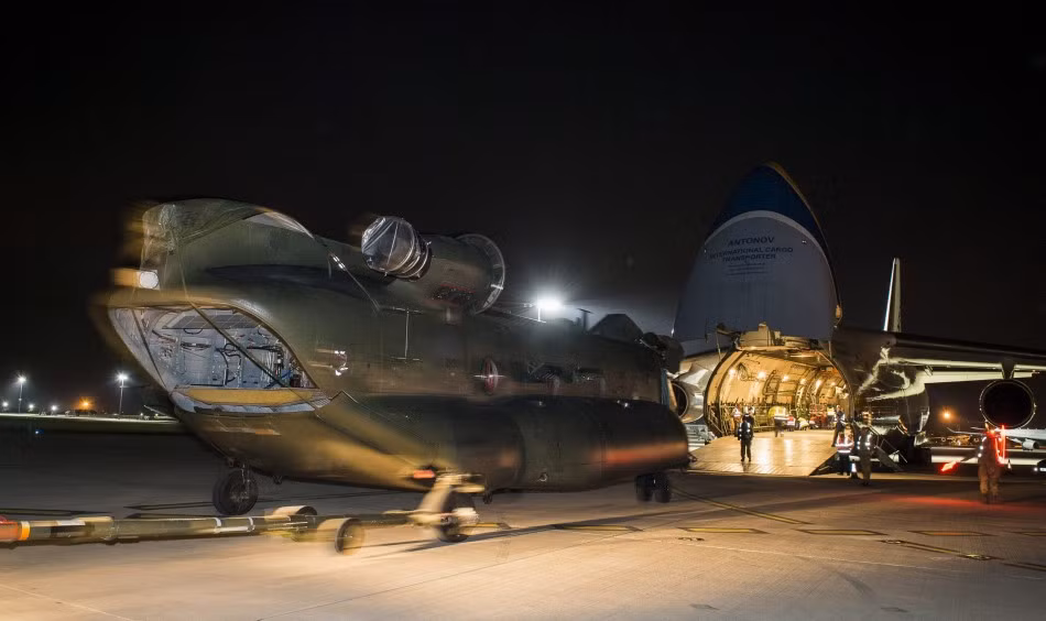 Trực thăng Chinook đang dần tiến vào bên trong An-124 Ruslan.