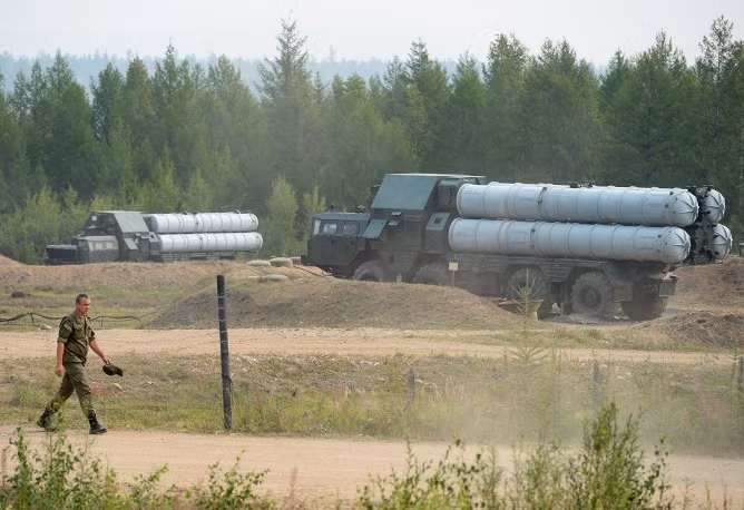 Các xe phóng lần lượt cơ động vào các điểm định sẵn.