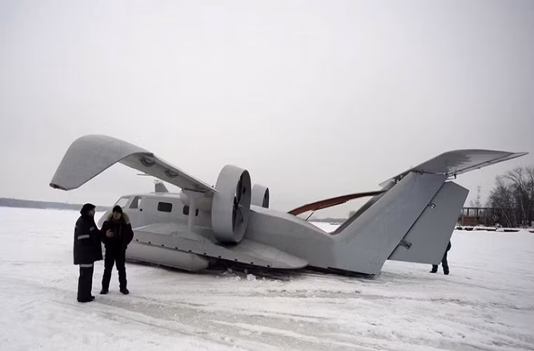 Điểm đặc biệt nữa của Burevestnik-24 là ngoài khả năng cất hạ cánh trên mặt nước nó còn có thể cất hạ cánh trên băng tuyết với bộ càng đáp đặc biệt có thể hoạt động trên cả mặt nước lẫn mặt băng.