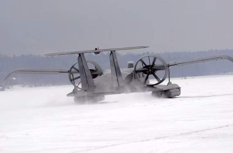 Trong ảnh là một chiếc Burevestnik-24 cất cánh ở một đường băng dã chiến trên địa hình tuyết ở Cộng hòa Sakha thuộc Nga.