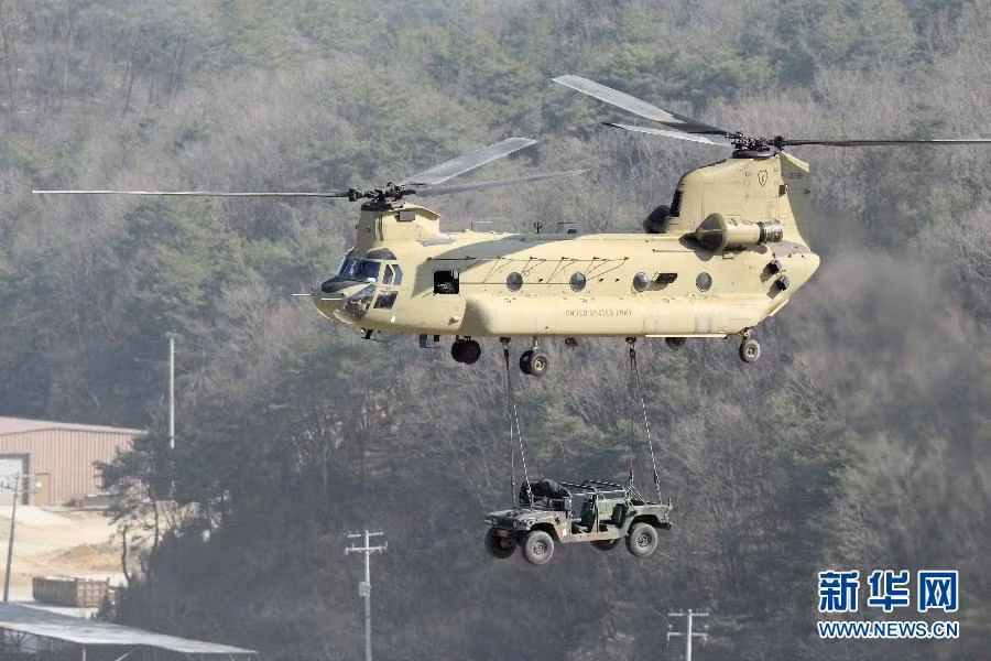 Chinook CH-47F đang chuẩn bị thả xe thiết giáp chở quân Humvee xuống điểm tập trận.
