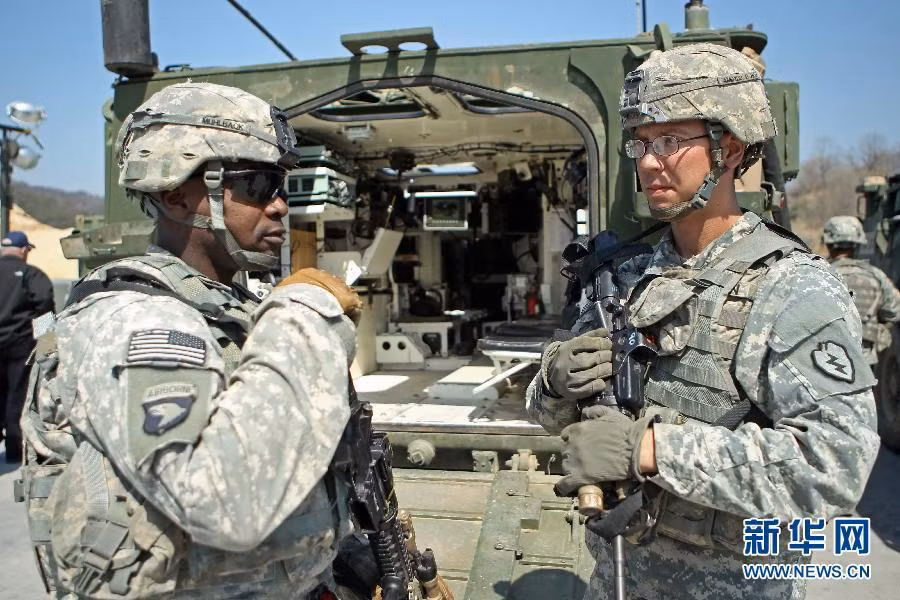 Đây là những lính Mỹ thuộc Biệt đội tác chiến Lữ đoàn Stryker 2 mới tiến xuống từ xe bọc thép chở quân loại bánh lốp M1126 Stryker.