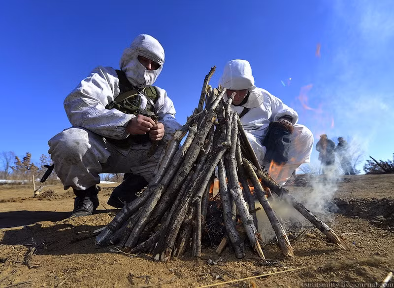 Ngoài đào tạo trinh sát tác chiến, luyện khả năng sinh tồn cũng được xem là một nội dung không thể thiếu cho lính Nga. Đặc biệt là việc thực hiện thành thạo 10 cách nhóm lửa.