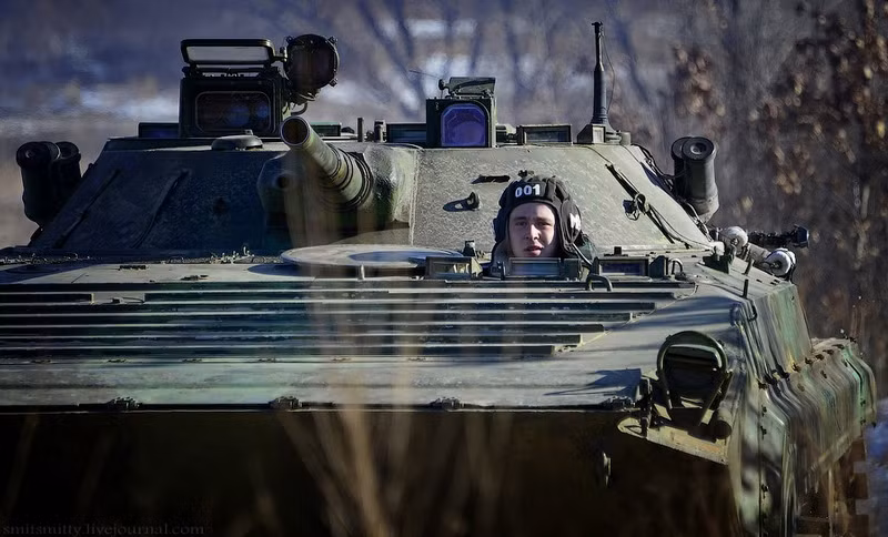 Trong khi đó một nhóm binh sĩ khác không có áo ngụy trang đóng thế làm đối phương. Trong ảnh lính thiết giáp đang lái xe bọc thép.