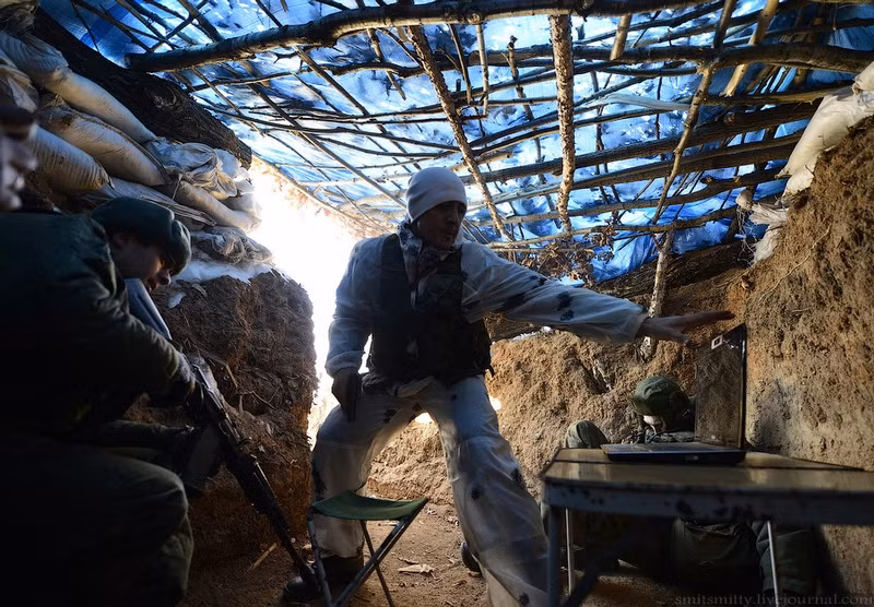 Sau khi lính gác bị triệt hạ, lính trinh sát Nga đã đột kích sào huyệt của đối phương trong một tình huống tập luyện lấy các dữ liệu bí mật của quân địch.