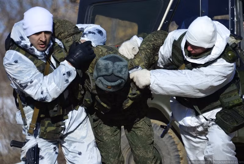 Trong chớp mắt lính thiết giáp của đối phương đã bị trinh sát Nga ập đến tóm gọn.