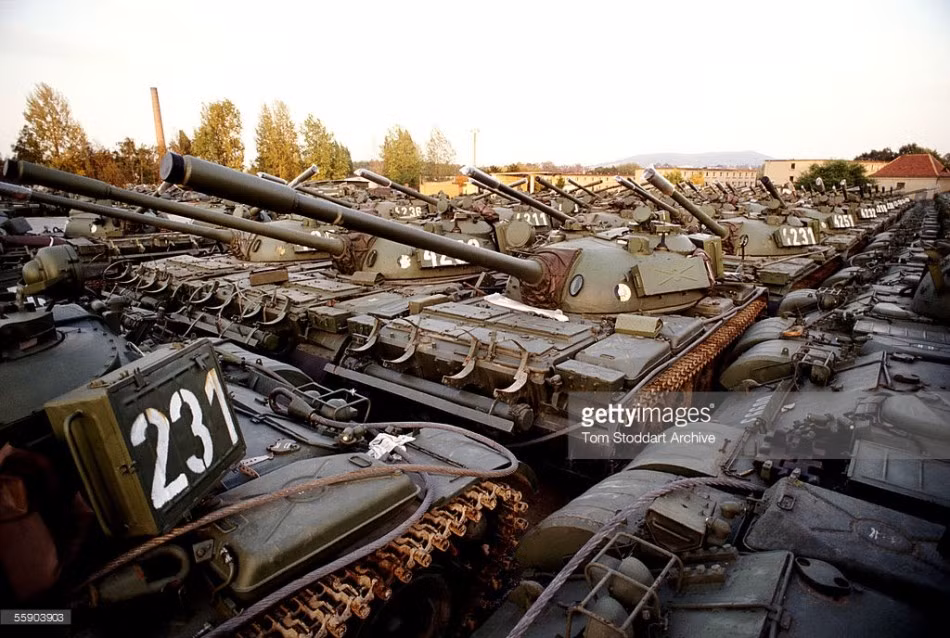 Những chiếc xe tăng T-55 còn khá nguyên vẹn. Sau khi Đông Đức và Tây Đức sáp nhập lại vào đầu những năm 1990, những cỗ tăng này đã bị cho nghỉ hưu nằm phơi nắng.