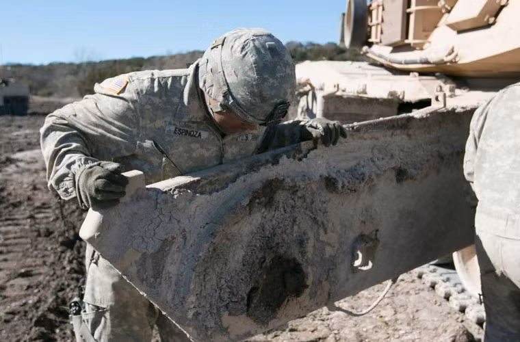 Các tấm giáp bao quanh sườn xe được tháo ra để làm sạch bùn đất bám bên trong.