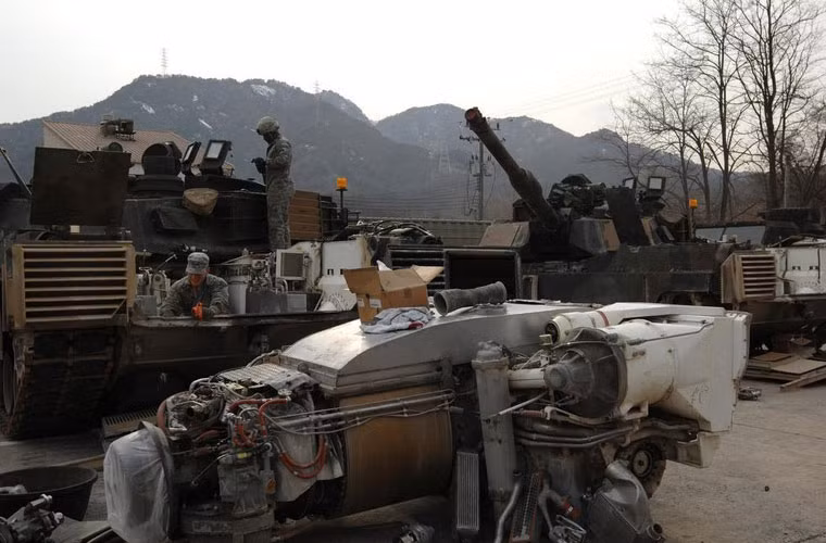 Động cơ AGT-1500 của xe tăng Abrams có trọng lượng khoảng 3,85 tấn, được đánh giá là ít ồn hơn so với động cơ piston nhưng đổi lại nó là cỗ máy ngốn nhiên liệu khủng khiếp.