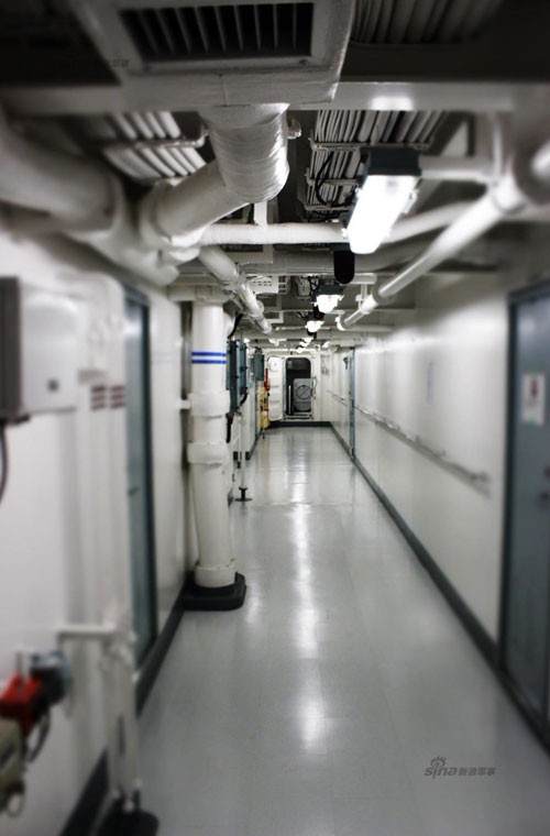 Lối đi bên trong tàu khu trục chở trực thăng JDS Izumo (DDH-183).