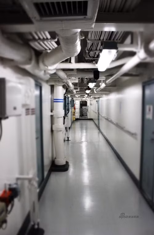 Lối đi bên trong tàu khu trục chở trực thăng JDS Izumo (DDH-183).