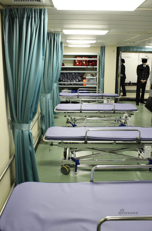 Phòng y tế trên tàu JDS Izumo rất hiện đại, có thể thực hiện được ca phẫu thuật.