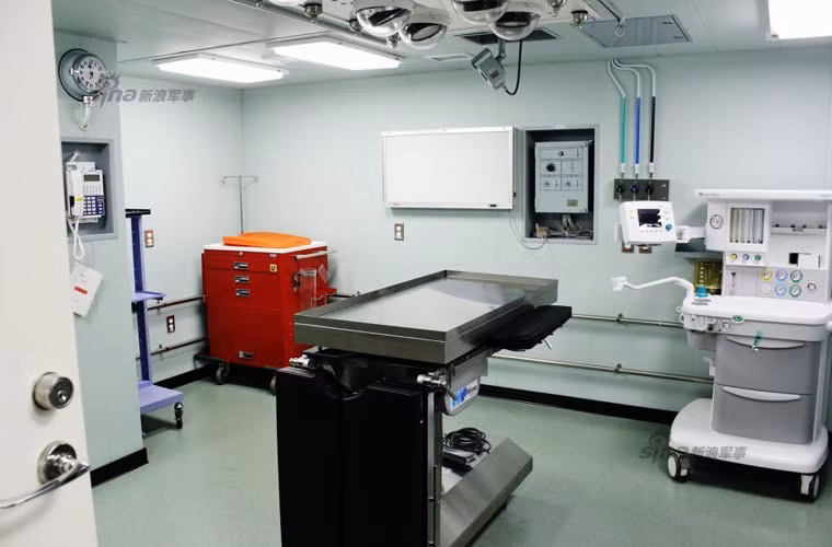 Với năng lực này thì tàu Izumo có thể triển khai các hoạt động cứu trợ nhân đạo và cứu nạn quy mô lớn ở trong và ngoài nước. Trong ảnh là phòng phẫu thuật với đầy đủ máy móc y tế.