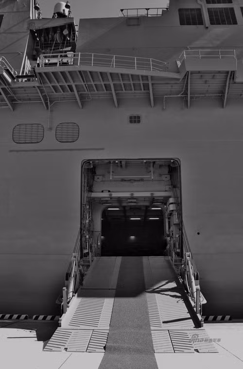 Lối vào phục vụ cho việc vận chuyển quân và vũ khí trang bị lên và xuống tàu được đặt ở giữa thân tàu.