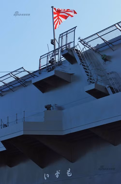 Quanh tàu được bố trí hệ thống camera giám sát bên ngoài.