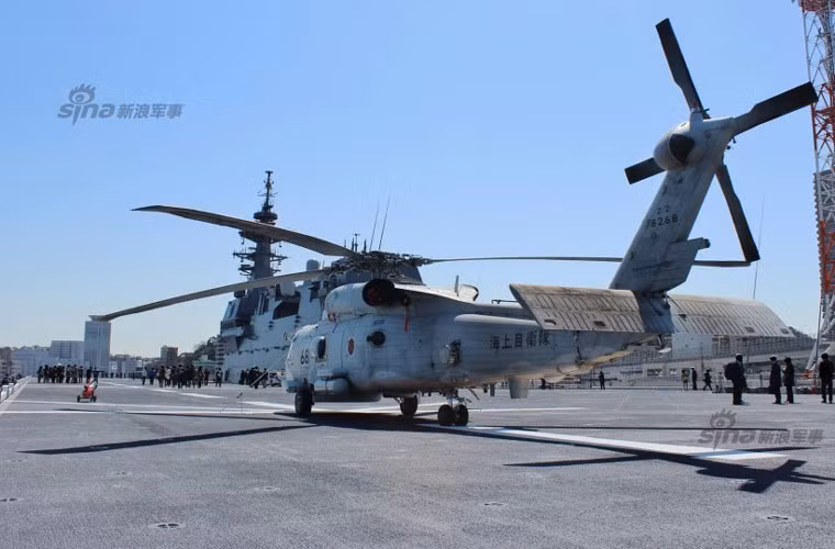 Theo các thông tin được công bố, tàu có thể tới 28 chiếc máy bay các loại (chủ yếu là trực thăng). Tuy nhiên, trong hoạt động tác chiến thông thường nó chỉ chở 7 trực thăng săn ngầm 2 trực thăng cứu hộ.