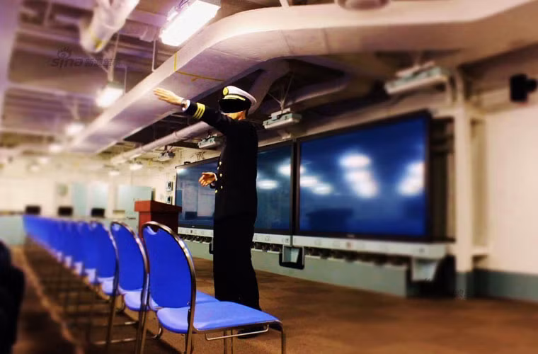 Tất nhiên, trên tàu còn được bố trí một phòng họp sinh hoạt tập trung lớn, trang bị màn hình "khủng" phục vụ trong việc giao nhiệm vụ.