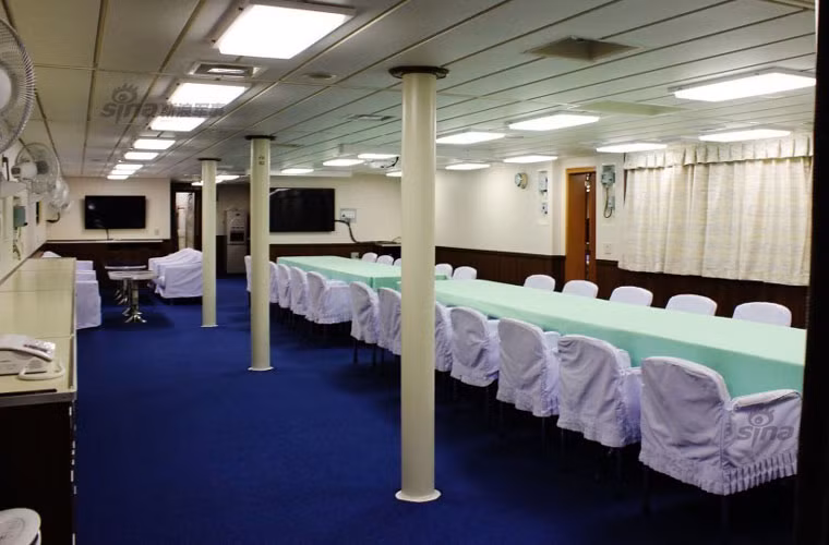 Tàu khu trục JDS Izumo có số lượng thủy thủ đoàn cùng phi hành đoàn lên tới 970 người. Trong ảnh là không gian hội họp của tàu, có lẽ chỉ dành cho các sĩ quan chỉ huy.