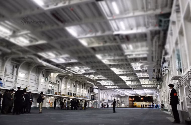 Tàu khu trục chở trực thăng JDS Izumo có chiều dài 248 m, rộng 38 m, mớn nước 7,5 m và lượng giãn nước đầy tải 27.000 tấn. Trong ảnh là không gian nhà chứa máy bay trên tàu Izumo.