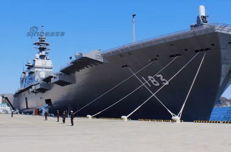 Các phóng viên Nhật Bản mới đây đã có được vinh dự mời lên thăm quan tàu chiến lớn nhất của Nhật Bản kể từ sau Chiến tranh Thế giới thứ 2 - JDS Izumo (DDH-183).