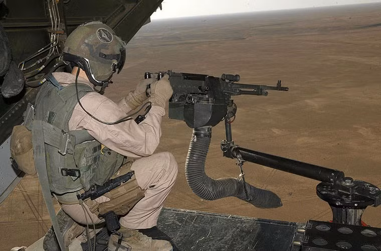 MV-22 được trang bị một súng máy M240 cỡ 7,62mm ở ngay cửa khoang hàng để yểm trở hỏa lực khi cần.