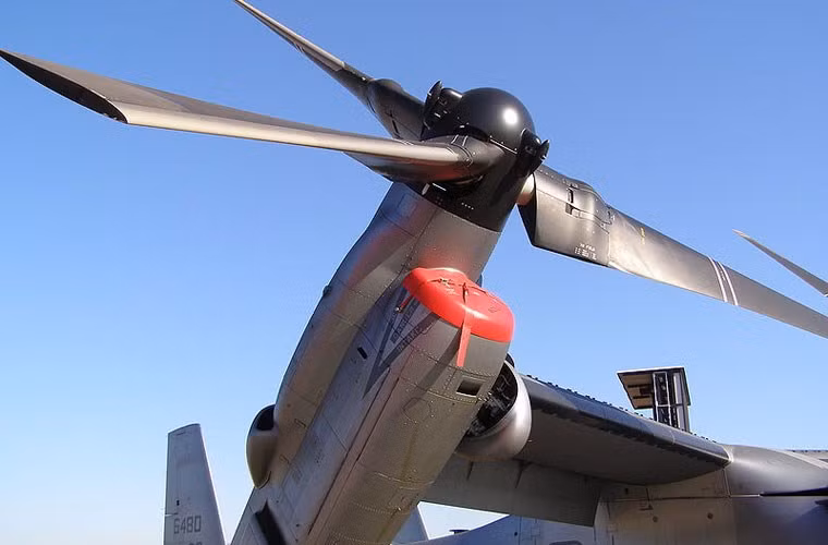 Để có được khả năng đó, MV-22 thiết kế với 2 động cơ tuốc bin cánh quạt (công suất 6.150 mã lực/chiếc) có thể xoay đổi chiều.