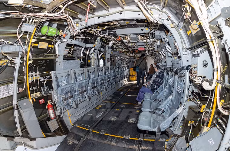 Khoang hàng của MV-22 chở được 24 lính hoặc 9 tấn hàng hóa.