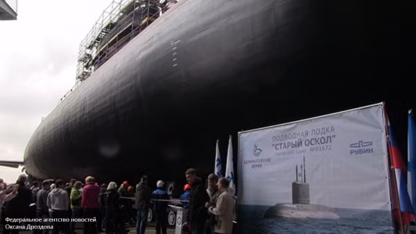 Khách tham quan choáng ngợp trước thân hình khổng lồ của tàu ngầm Project 636.3 SSK có tên là Stary Oskol.