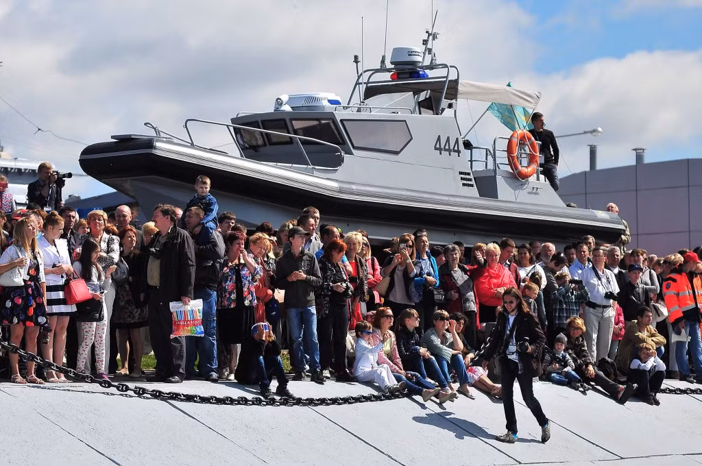 Khách tham quan đổ về khu triển lãm IMDS ngày càng đông.