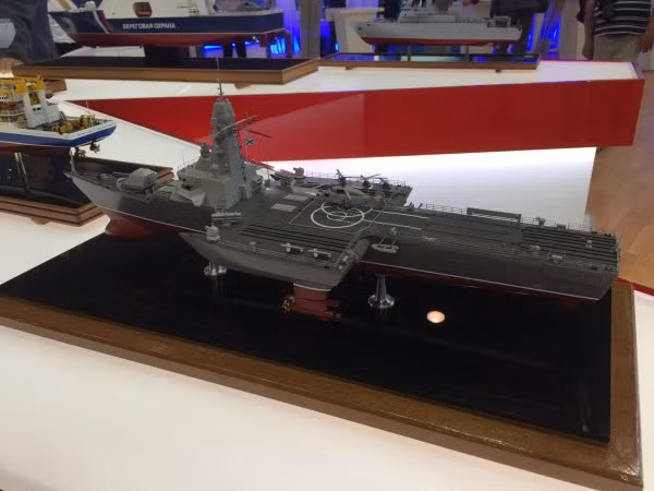 Trên tàu có một loạt vũ khí như tên lửa Klub, pháo cỡ 130 mm cùng hệ thống tác chiến chống ngầm. Ngoài ra, Rusich còn có thể mang theo 4 máy bay không người lái.