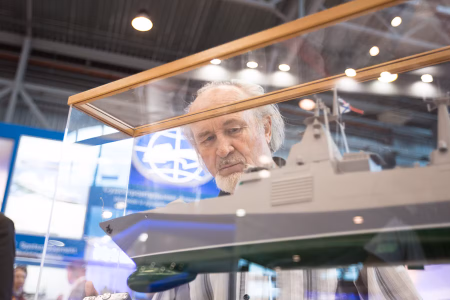 Một du khách rất để ý tới mẫu tàu chiến mới.