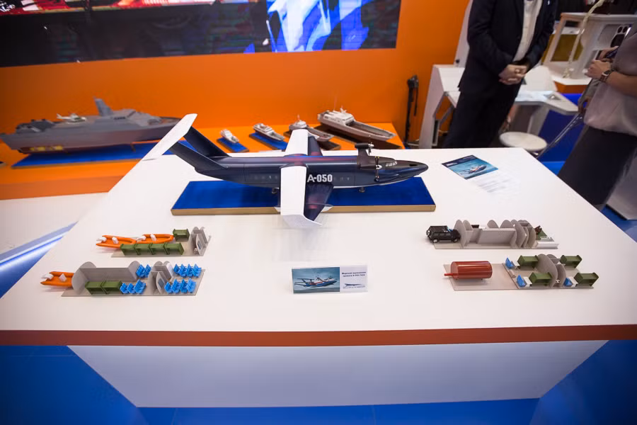 Các mô hình phương tiện vũ khí tinh xảo tại gian trưng bày trong nhà của IMDS 2015.