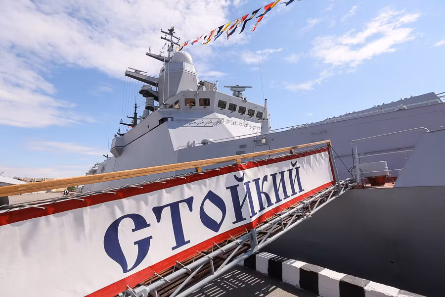 Tàu hộ tống tàng hình tối tân nhất Nga đóng theo dự án Project 20380 được căng băng-rôn lớn gây nhiều chú ý.