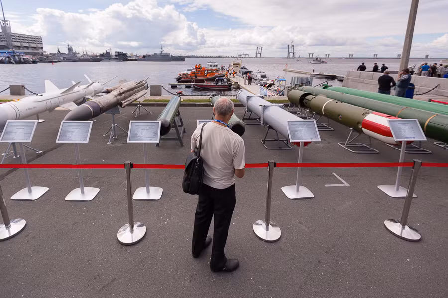 Hàng loạt tên lửa chiến thuật hàng khủng được trưng bày ở sân ngoài.