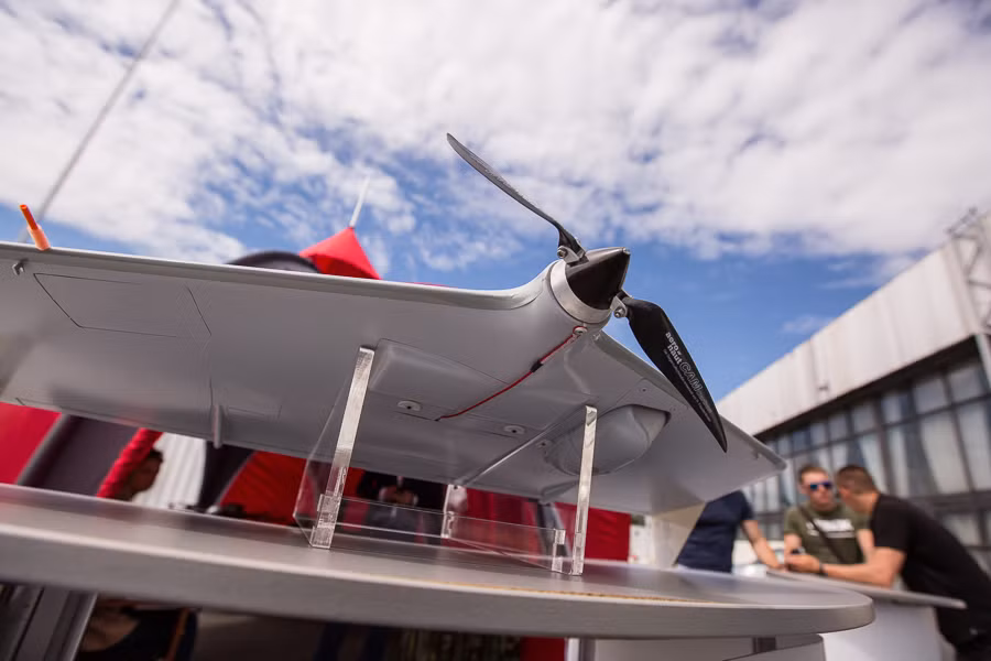 Còn đây là loại máy bay trinh sát không người lái (UAV) Zala do hãng chế tạo súng trường huyền thoại Kalashnikov phát triển cũng có mặt tại IMDS 2015.