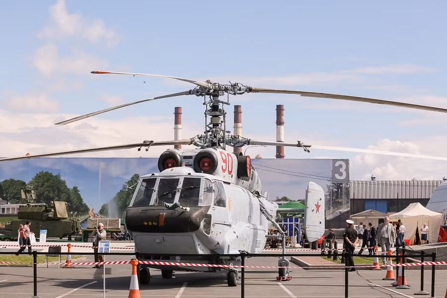 Chiếc trực thăng cảnh báo sớm của hải quân Ka-31 đã đón những vị khách tham quan đầu tiên.