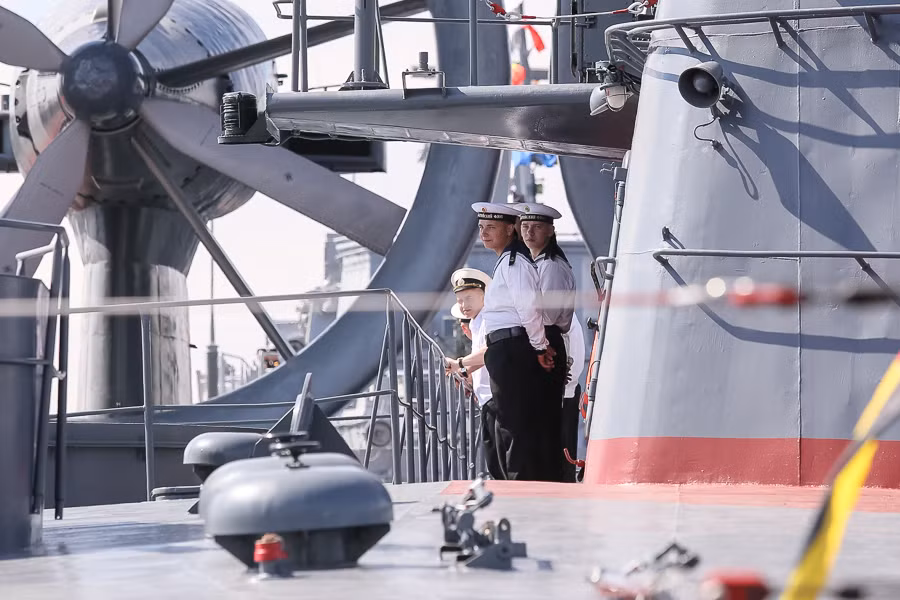 Lính Hải quân Nga bên trong tàu đổ bộ đệm khí Zubr.