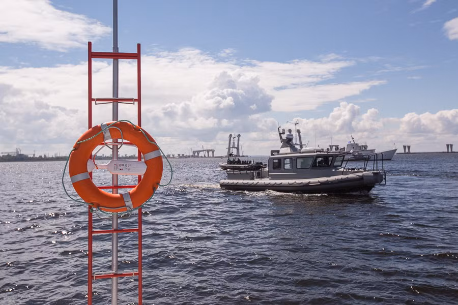 Những tàu thuyền khác đang tấp nập đổ về bến cảng để đón du khách tham quan.