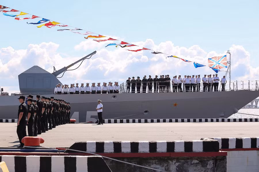 Triển lãm Phòng thủ biển quốc tế (IMDS) kéo dài từ ngày 1/7-5/7 sẽ trình diễn hàng loạt vũ khí Hải quân Nga cực kỳ hiện đại. Ảnh: tàu hô tống tàng hình Project 20380 cùng thủy thủ đoàn Hải quân Nga đang cập cảng St.Peterburg phục vụ khách tham quan IMDS 2015.