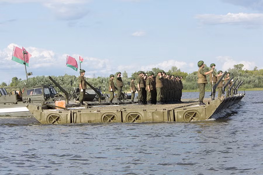 Cùng với lính công binh vận chuyển, các đội cũng phải biên chế cả các chuyên gia rà phá bom mìn.