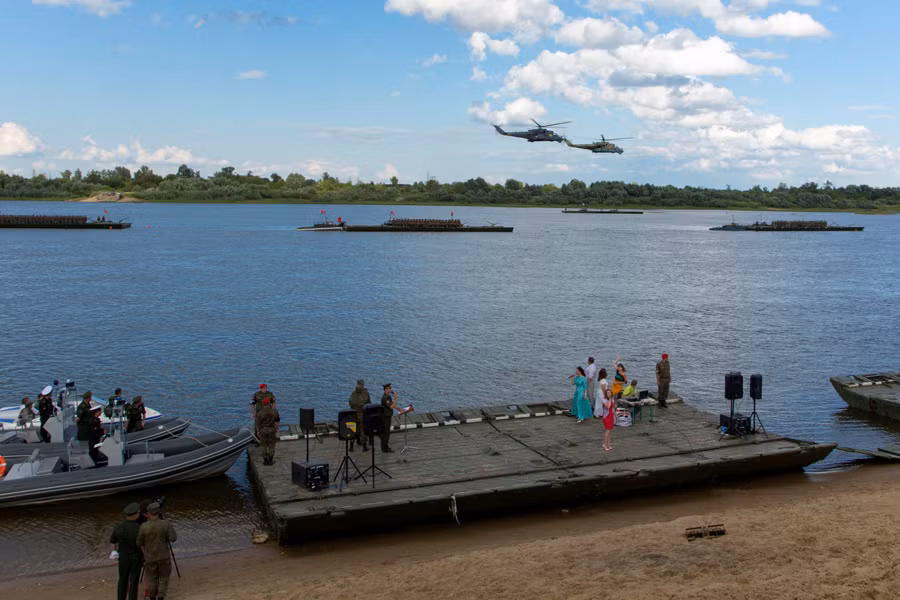 Trực thăng tấn công Mi-24 bay trình diễn trong lễ khai mạc.