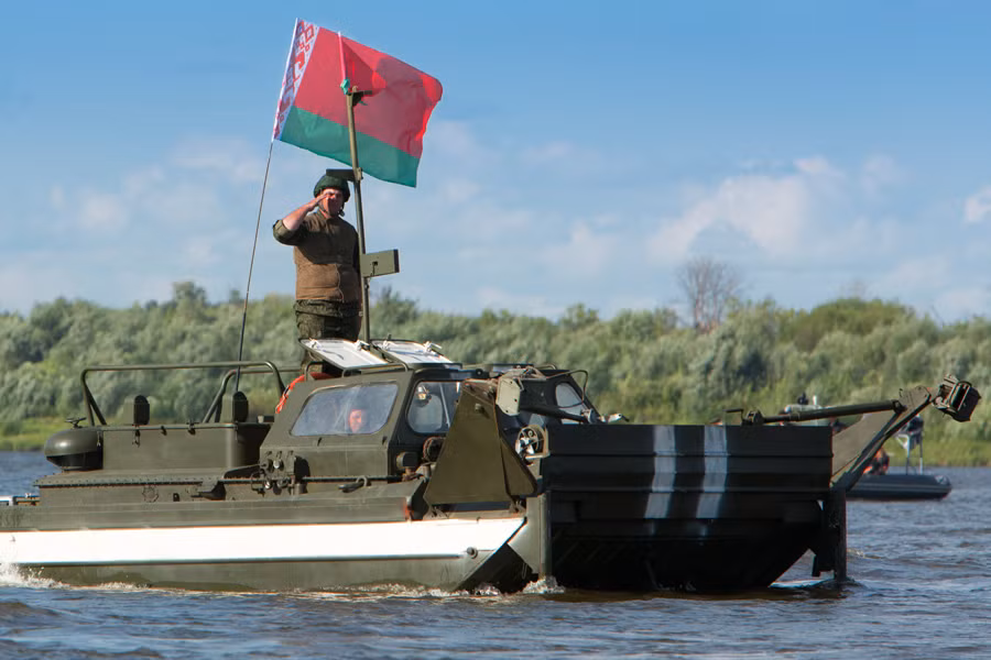 Xe lội nước "duyệt binh".