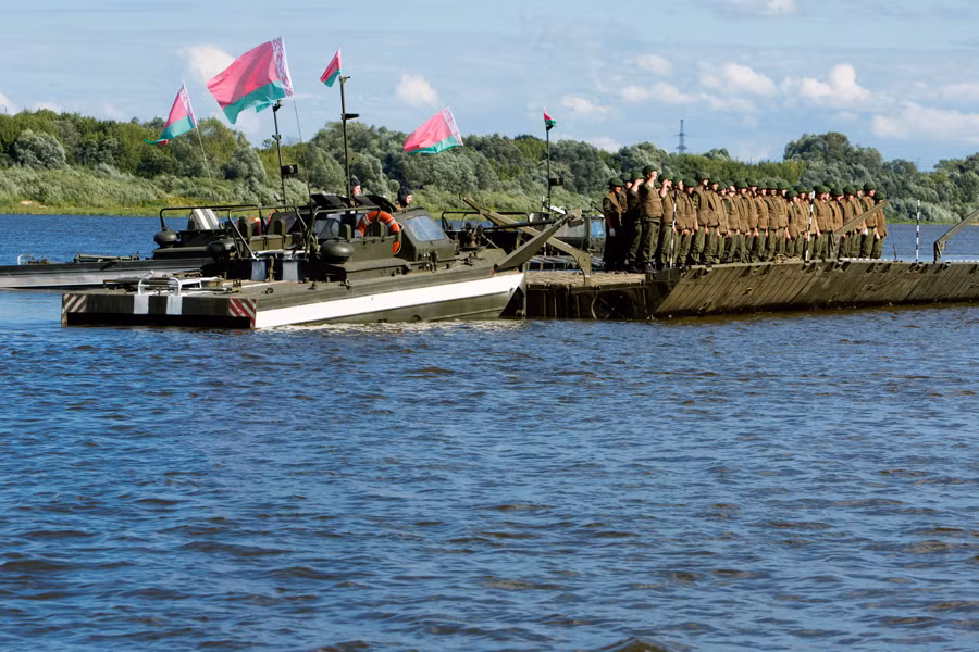 Cuộc khai mạc nhìn như màn diễu duyệt binh nhưng là trên mặt nước.