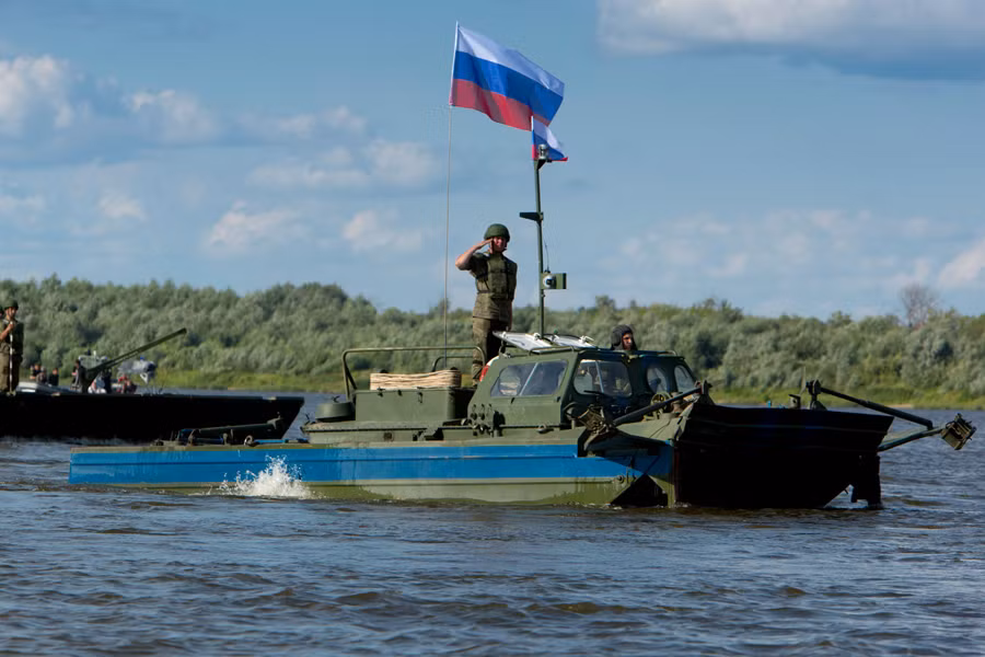 Trong phần thi tranh tài dưới nước và vận chuyển an toàn, khi lên bờ các đội công binh sẽ phải thực hiện cả phần thi làm công tác tiền trạm.