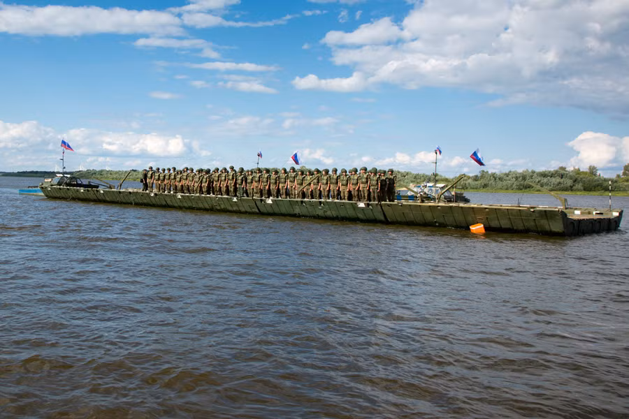 Các đoạn cầu phao được lắp ghép thành phà dùng các xe lội nước để di chuyển.