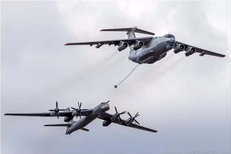 Một thành phần quan trọng không thể thiếu trong buổi lễ duyệt binh trên không là các máy bay tiếp dầu Ilyushin Il-78. Trong ảnh máy bay này đang diễn tập tiếp dầu cho Tu-95 để chuẩn bị cho ngày biểu diễn 9/5.