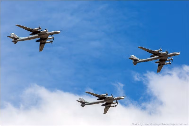 Phi đội máy bay ném bom chiến lược Tupolev Tu-95 đang miệt mài tập luyện cho ngày duyệt binh chính thức. 