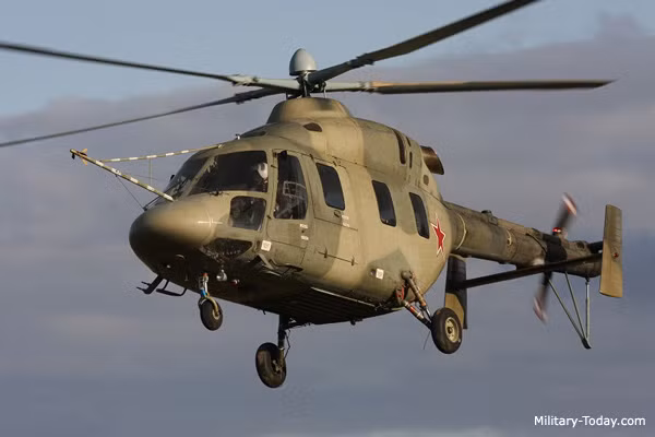 Trực thăng huấn luyện quân sự Ansat-U do Kazan sản xuất cho Không quân Nga cũng tham dự duyệt binh trên không.
