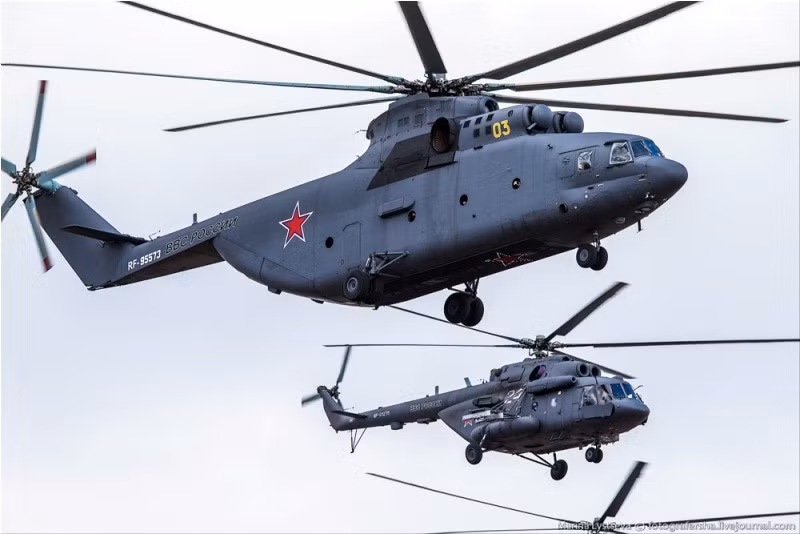 Cùng với đó còn có các trực thăng vận tải hạng nặng Mil Mi-26 Halo (ngoài) và trực thăng đa năng Mil Mi-8. Trong đó Mi-8 có thể mang theo 24 binh lính và các tên lửa chống tăng.