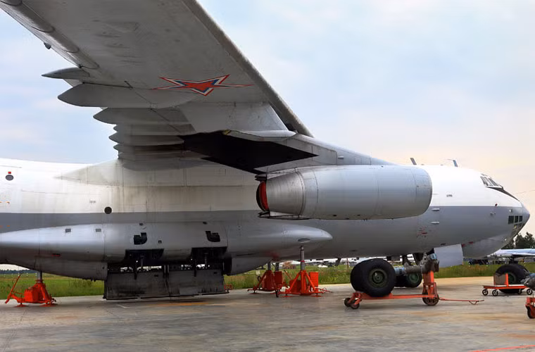 Một máy bay vận tải IL-76TD được tiến hành bảo trì tại khuôn viên bên ngoài của nhà máy.